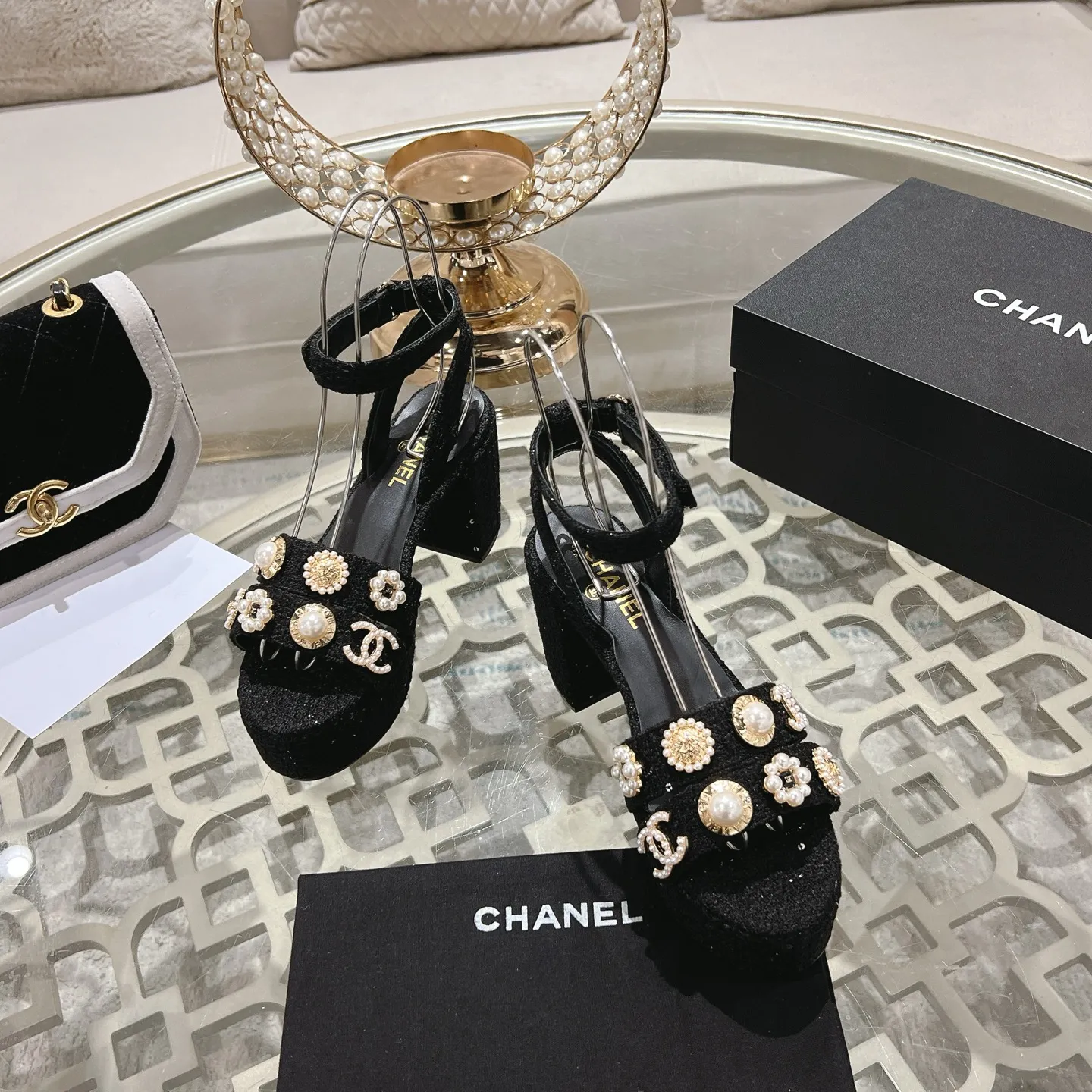 👟👟Ex-factory price 580👟👟 𝐂𝐇𝐀𝐍𝐄𝐋 | Xiaoxiang 25𝐬𝐬Spring and summer new products Counter classic catwalk models New series of high-heeled and waterproof platform sandals〰 A must-have in the fashion circle, the combination will interpret the meticulous, minimalist and classic elements that will never fade away It shows a unique dressing style that is too beautiful to say. A must-have for summer... Upper: Highly customized original specific fabrics. Lining: imported sheepskin lining. Outsole: original molded non-slip outsole. Heel height: 12cm. Waterproof platform: 2.5cm. Size: 35-39 (40.41.42 customization is not returnable)
